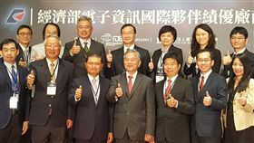 電資外商對台採購達3.7兆 經部獎贈績優廠商經濟部長沈榮津（前排中）12日出席2019年經濟部電子資訊國際夥伴績優廠商頒獎典禮（IPO Awards），親自頒發6大獎項予對台灣產業發展有卓越貢獻的國際電子資訊領域大廠。中央社記者廖禹揚攝 108年11月12日