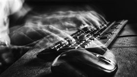 美國司法部表示，中國科學家譚鴻進12日認罪，承認從他任職的美國石油公司竊取下一代電池技術，這個商業機密市值超過10億美元（約新台幣304億元）。（示意圖／圖取自Pixabay圖庫）