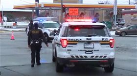 警察在Lil Reese車旁圍起封鎖線。（圖／翻攝自YouTube）