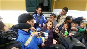 玻利維亞在野黨籍國會參議院副議長艾尼茲（中），12日在未能取得法定人數的國會會議上，宣告她為玻利維亞新任臨時總統。（圖取自twitter.com/JeanineAnez）