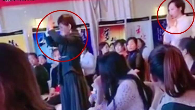 女總裁正面跪下給獎勵　男員工好尷尬