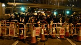 香港三罷引發大混戰（3）反送中5日發起「三罷」7區集會，引發全港大混戰，示威者兵分多路圍攻13間警署，到處封街、縱火。圖為示威者以護欄、鐵馬堵住東區走廊，阻止車輛通行。（中通社提供）中央社 108年8月6日