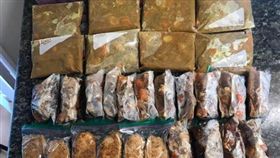 飛1萬公里看兒！暖媽煮整桌「料理包」：菜會吃完…愛無價（圖／翻攝自爆怨公社臉書）