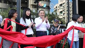 侯友宜：4年內打造16家有FU長照站新北市長侯友宜（左3）12日出席林口銀光咖啡館暨照管中心揭牌，他表示，4年任內將打造16家「有FU長照站」，讓長照站不僅是咖啡館，也提供溫暖親民長照服務。中央社記者王鴻國攝　108年11月12日