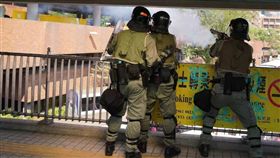 港警,反送中,香港理工大學,黑衣人,催淚彈（圖／翻攝自Tong_Shuo twitter）