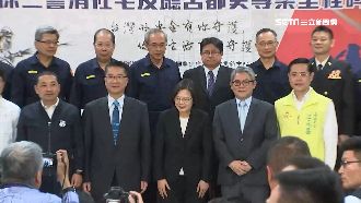 侯友宜同框小英！讚「高效率助警察」