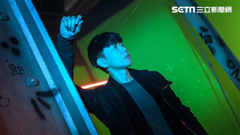 金曲歌王近況超慘！罕病剛好又被吊飛