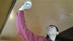 北市出租宅強制裝住警器  估年底前上路台北市消防局13日表示，「台北市火災預防自治條例」修正草案已送行政院核定，預計年底前上路，未來台北市出租供居住使用的建築物，以及餐廳、飲酒店、便利商店等各類場所消防安全設備設置標準所列的甲類營業場所，都應依「住宅用火災警報器設置辦法」設置住宅用火災警報器。（台北市消防局提供）中央社記者黃麗芸傳真  108年11月13日