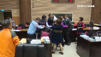 粗口PK不雅手勢…苗栗議員爆衝突