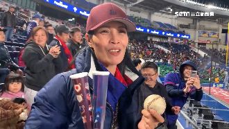 12強／接兒勝投球　張奕母：你最棒