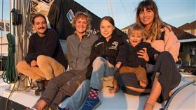 瑞典環保少女桑柏格（左3）12日表示，美國總統川普說了很多極端言論，在某方面社會大眾將因此被喚醒。（圖取自instagram.com/gretathunberg）