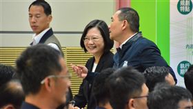 蔡總統：房屋及住宅政策  現階段國家最重要挑戰總統蔡英文（後中）13日出席「警政署保二總隊基地規劃興辦警消社會住宅及辦公廳舍公辦都更專案」里程碑說明會時表示，房屋及住宅政策是現階段國家最重要挑戰，社會住宅不是天女散花式的興建，將會比照「警消專案社會住宅」模式，給予各類群居住需求，實現居住正義。中央社記者黃旭昇新北攝  108年11月13日