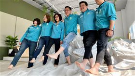 蔡總統高雄競總  打狗辣客灘16日將啟用（1）2020蔡英文總統連任高雄市競選總部16日將成立，13日上午高雄競總執行總幹事康裕成（左3）率市議員鄭孟洳（左起）、高閔琳、林智鴻、簡煥宗、邱俊憲等赤腳踩在人工白沙灘上，宣告「打狗辣客灘」16日將啟用。中央社記者董俊志攝  108年11月13日