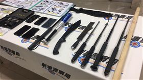 警檢肅天道盟成員　查扣贓證物警政署刑事警察局檢肅天道盟太陽會曾姓兄弟檔，並查扣手機、槍械、子彈、西瓜刀、棍棒等贓證物，全案依恐嚇取財、殺人未遂、組織犯罪等罪嫌送辦。中央社記者黃麗芸攝　108年1月15日