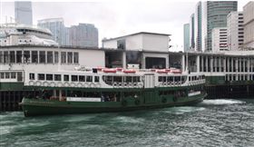 受「反送中」示威者破壞，香港交通在13日幾近癱瘓，一些市民被逼搭乘渡輪過海上班，重現幾十年前的畫面；圖為橫跨維港的渡輪。(中央社）