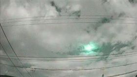 流星或隕石的出現總是稍縱即逝，在須臾之間就劃過夜空，因此要捕捉到它的蹤影是相當困難的事！近日在美國、日本都有捕捉到它的蹤影，流星宛如一顆火球墜落，其明亮程度更勝過夜空中的滿月，許多民眾將震撼的場面錄下並上傳到網路，掀起熱烈的迴響。（圖／翻攝自推特@dfuji1）