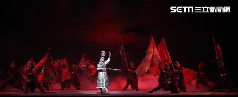 明華園戲劇總團「大河彈劍」國家戲劇院登場彩排。（記者邱榮吉/攝影）