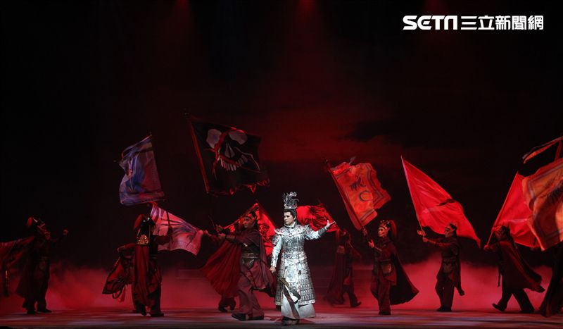 明華園戲劇總團「大河彈劍」國家戲劇院登場彩排。（記者邱榮吉/攝影）