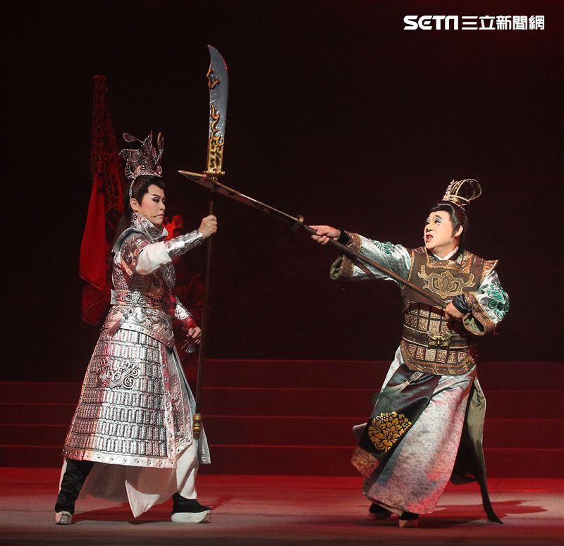 明華園戲劇總團「大河彈劍」國家戲劇院登場彩排。（記者邱榮吉/攝影）