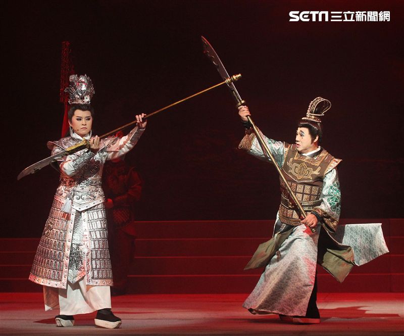 明華園戲劇總團「大河彈劍」國家戲劇院登場彩排。（記者邱榮吉/攝影）