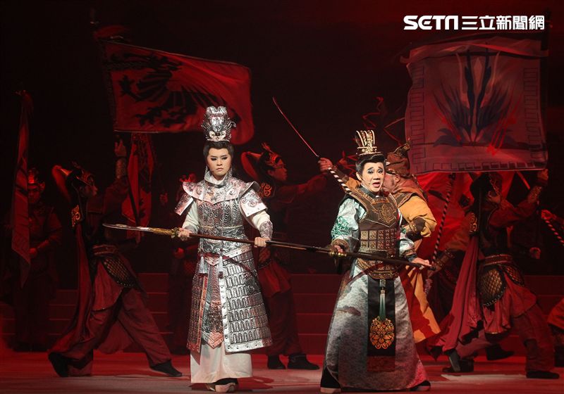 明華園戲劇總團「大河彈劍」國家戲劇院登場彩排。（記者邱榮吉/攝影）