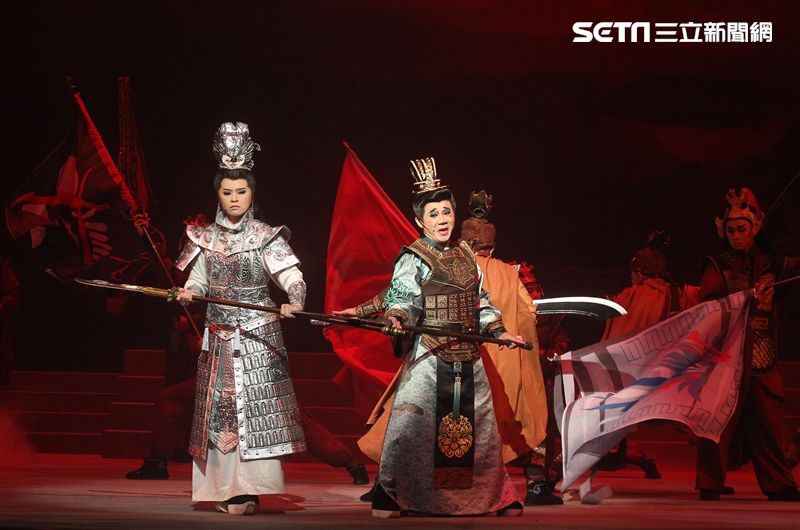 明華園戲劇總團「大河彈劍」國家戲劇院登場彩排。（記者邱榮吉/攝影）