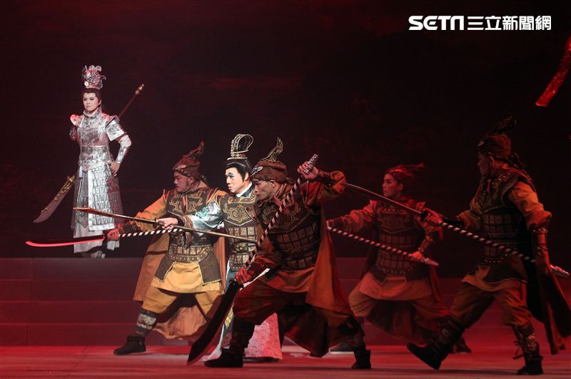 明華園戲劇總團「大河彈劍」國家戲劇院登場彩排。（記者邱榮吉/攝影）