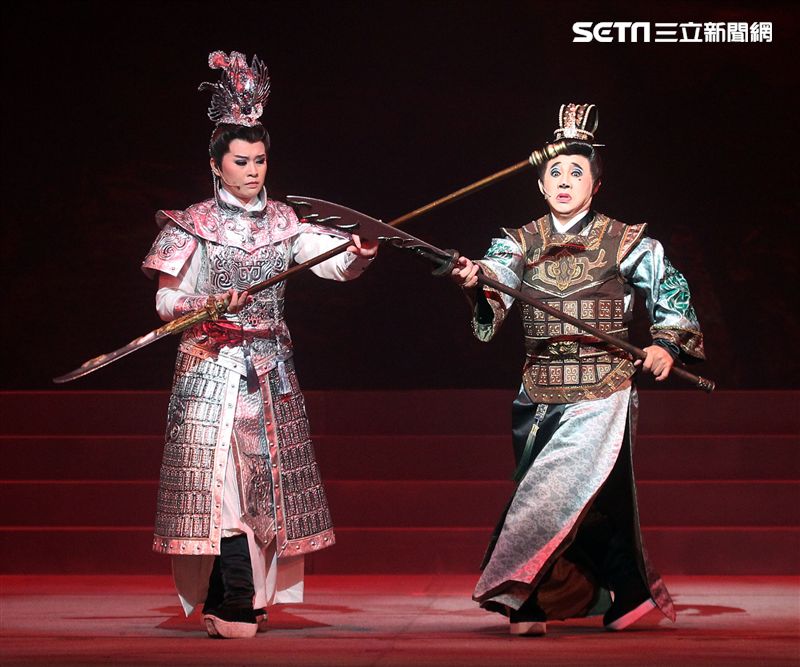 明華園戲劇總團「大河彈劍」國家戲劇院登場彩排。（記者邱榮吉/攝影）