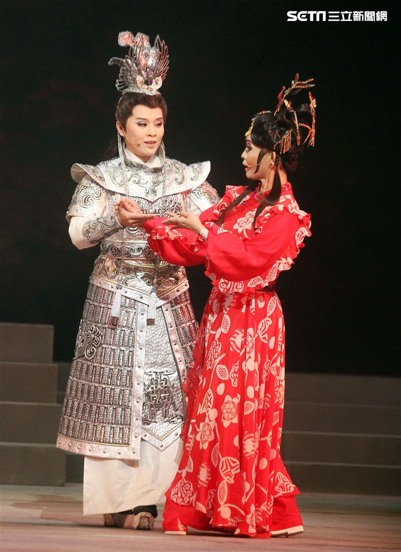 明華園戲劇總團「大河彈劍」國家戲劇院登場彩排。（記者邱榮吉/攝影）