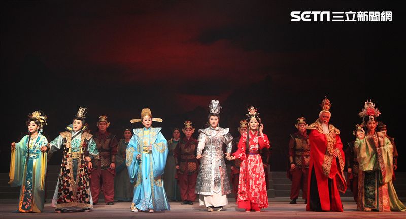 明華園戲劇總團「大河彈劍」國家戲劇院登場彩排。（記者邱榮吉/攝影）