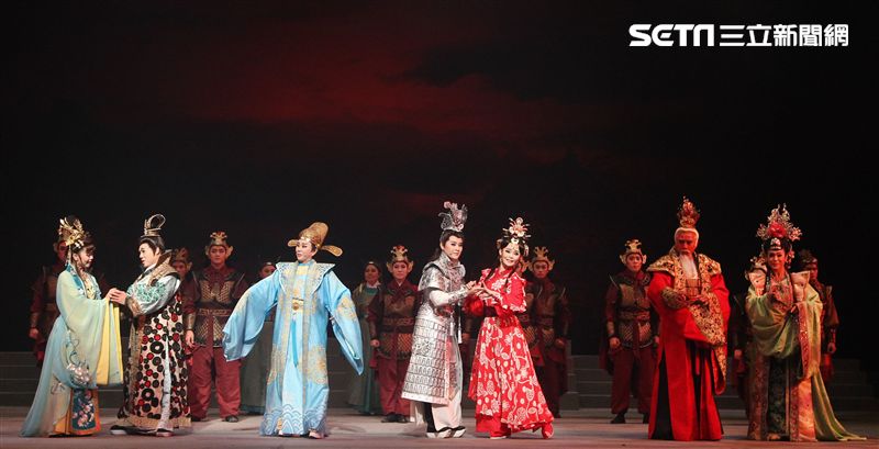 明華園戲劇總團「大河彈劍」國家戲劇院登場彩排。（記者邱榮吉/攝影）