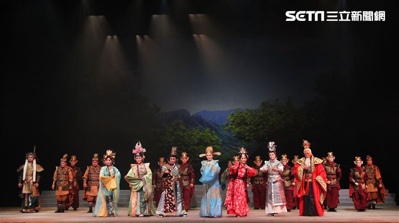 明華園戲劇總團「大河彈劍」國家戲劇院登場彩排。（記者邱榮吉/攝影）