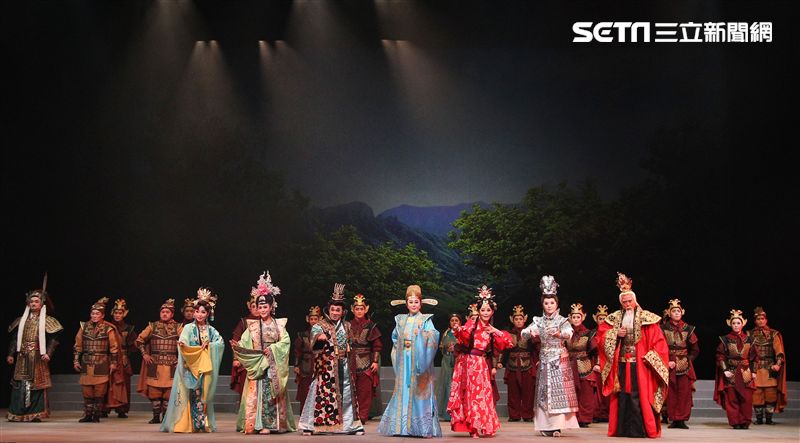 明華園戲劇總團「大河彈劍」國家戲劇院登場彩排。（記者邱榮吉/攝影）