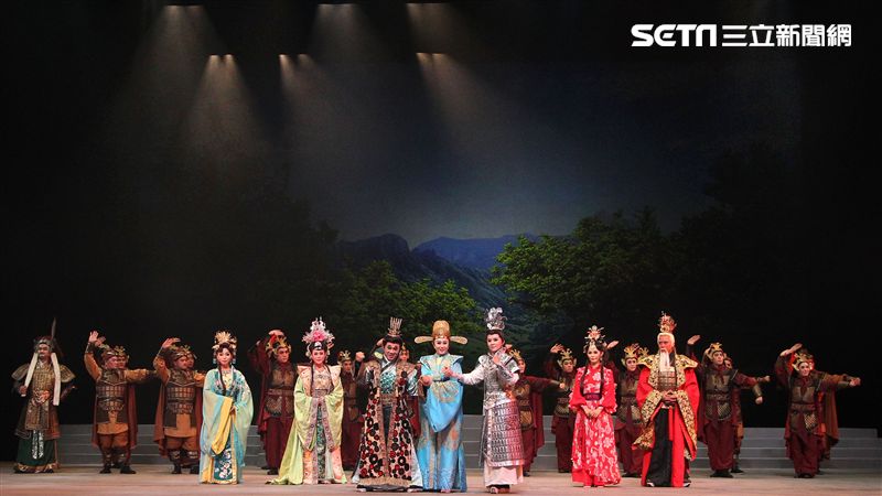 明華園戲劇總團「大河彈劍」國家戲劇院登場彩排。（記者邱榮吉/攝影）