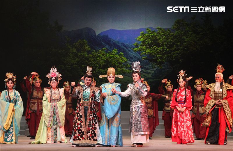 明華園戲劇總團「大河彈劍」國家戲劇院登場彩排。（記者邱榮吉/攝影）