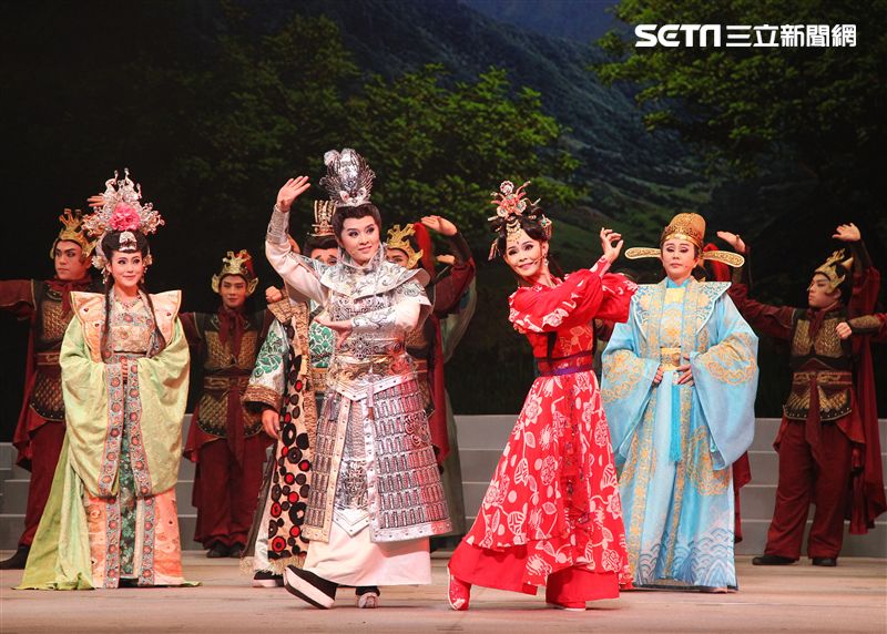 明華園戲劇總團「大河彈劍」國家戲劇院登場彩排。（記者邱榮吉/攝影）