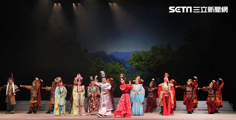 明華園戲劇總團「大河彈劍」國家戲劇院登場彩排。（記者邱榮吉/攝影）