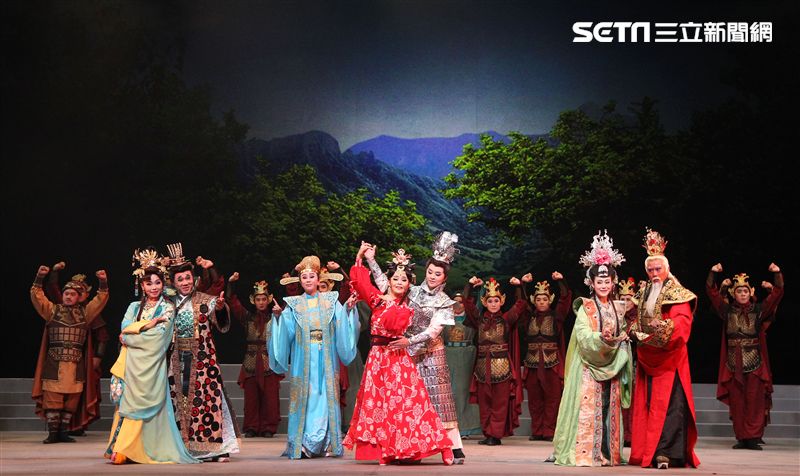 明華園戲劇總團「大河彈劍」國家戲劇院登場彩排。（記者邱榮吉/攝影）