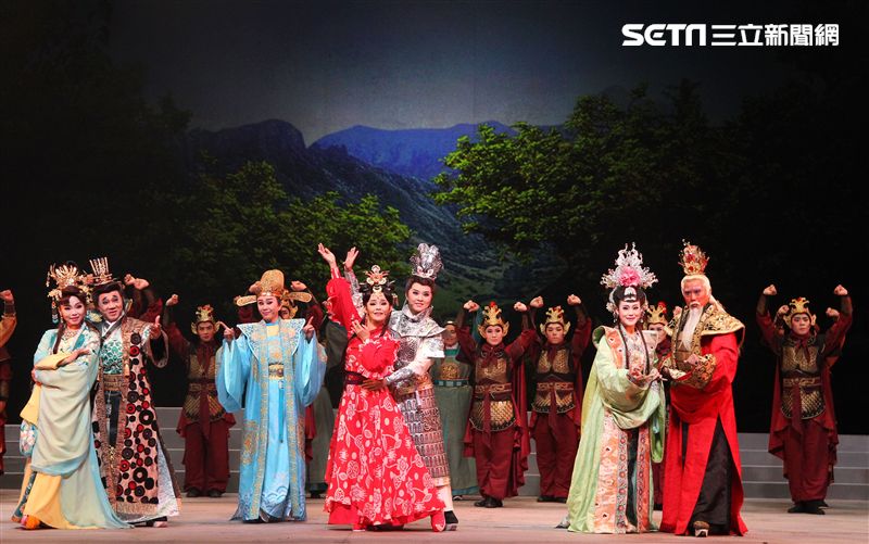 明華園戲劇總團「大河彈劍」國家戲劇院登場彩排。（記者邱榮吉/攝影）