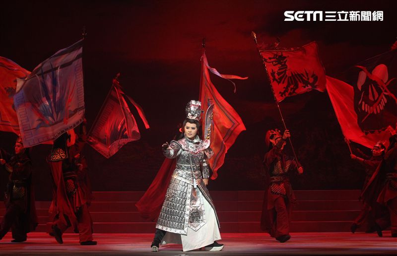 明華園戲劇總團「大河彈劍」國家戲劇院登場彩排。（記者邱榮吉/攝影）