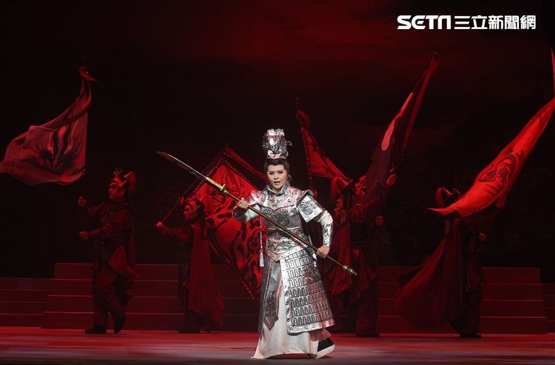 明華園戲劇總團「大河彈劍」國家戲劇院登場彩排。（記者邱榮吉/攝影）