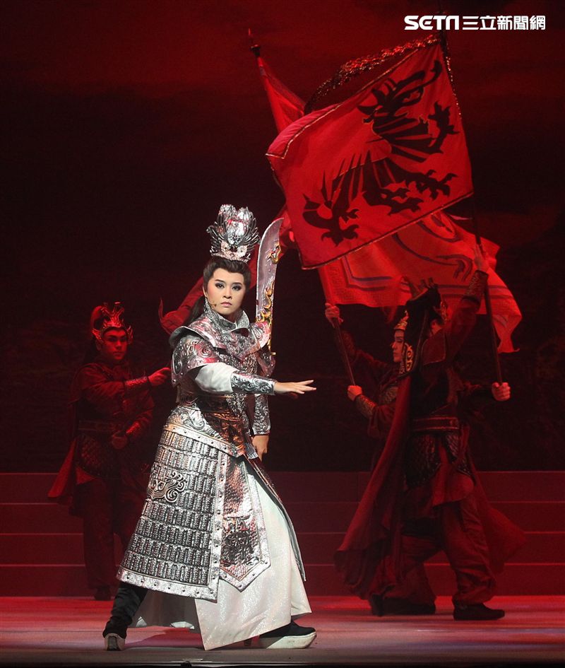 明華園戲劇總團「大河彈劍」國家戲劇院登場彩排。（記者邱榮吉/攝影）