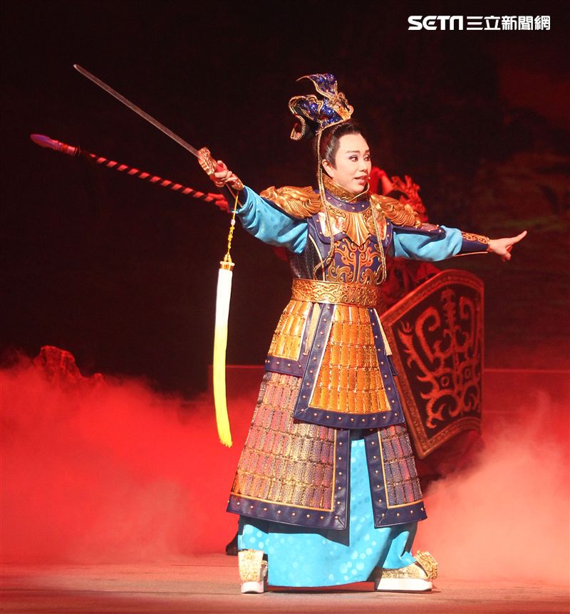 明華園戲劇總團「大河彈劍」國家戲劇院登場彩排。（記者邱榮吉/攝影）