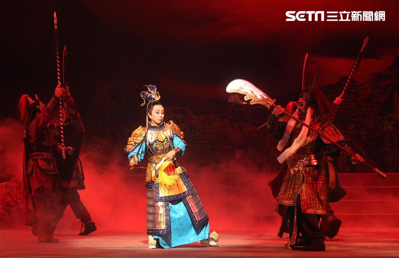 明華園戲劇總團「大河彈劍」國家戲劇院登場彩排。（記者邱榮吉/攝影）