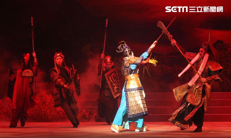 明華園戲劇總團「大河彈劍」國家戲劇院登場彩排。（記者邱榮吉/攝影）