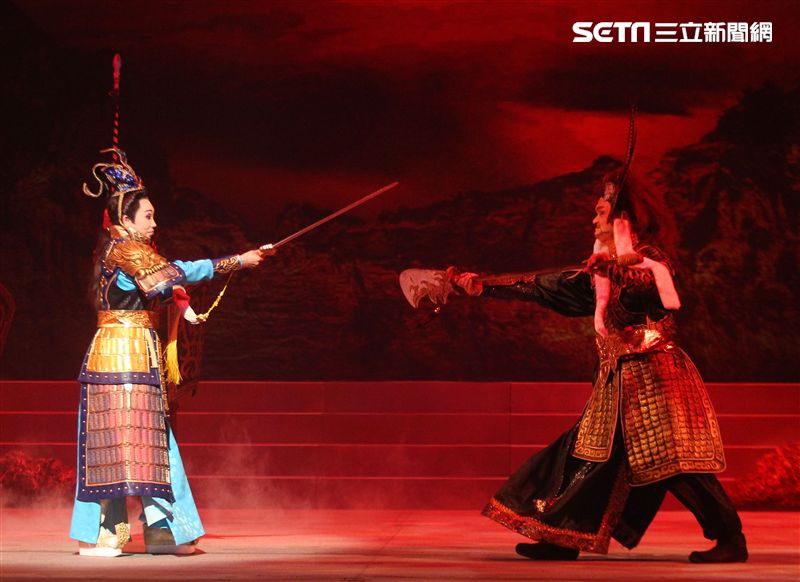 明華園戲劇總團「大河彈劍」國家戲劇院登場彩排。（記者邱榮吉/攝影）
