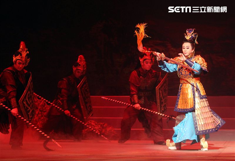 明華園戲劇總團「大河彈劍」國家戲劇院登場彩排。（記者邱榮吉/攝影）