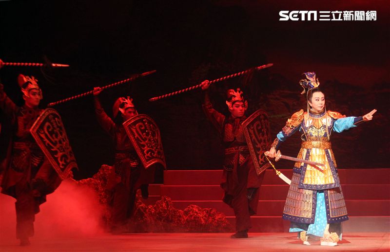 明華園戲劇總團「大河彈劍」國家戲劇院登場彩排。（記者邱榮吉/攝影）