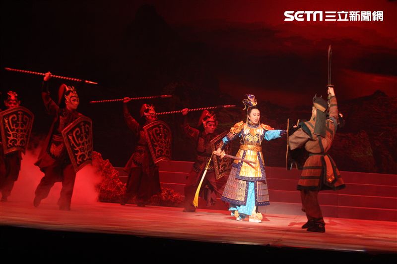 明華園戲劇總團「大河彈劍」國家戲劇院登場彩排。（記者邱榮吉/攝影）