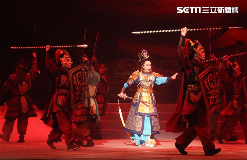 明華園戲劇總團「大河彈劍」國家戲劇院登場彩排。（記者邱榮吉/攝影）